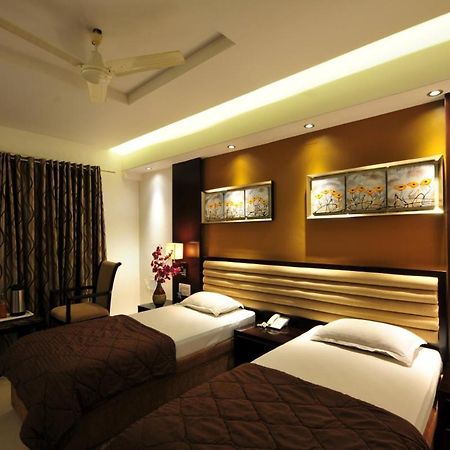 Hotel Surabhi Regency Anand Exterior photo