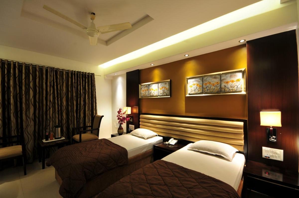 Hotel Surabhi Regency Anand Exterior photo