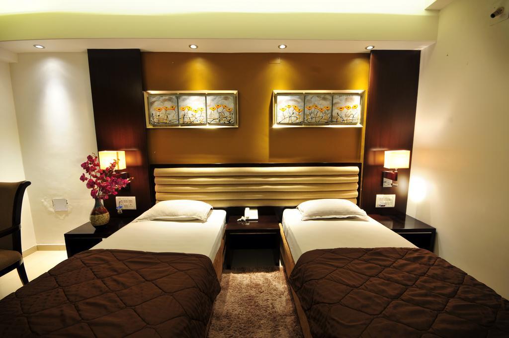 Hotel Surabhi Regency Anand Room photo