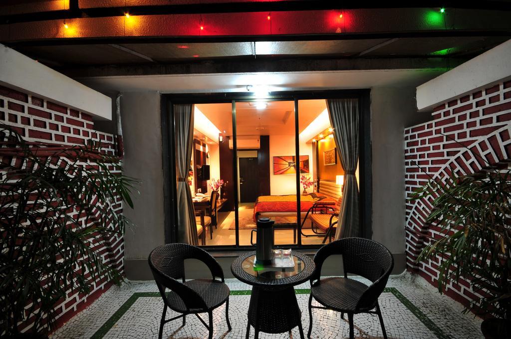Hotel Surabhi Regency Anand Exterior photo