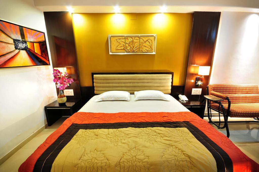 Hotel Surabhi Regency Anand Exterior photo